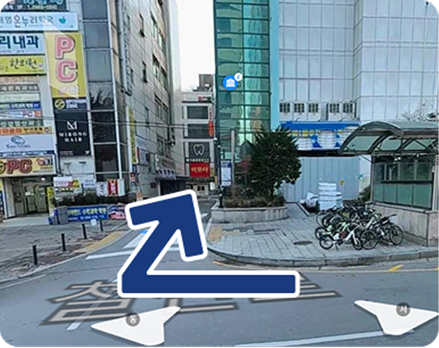 건물 앞 도로에서 우측 골목 진입