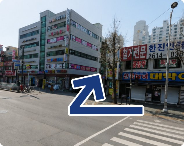 건물 앞 도로에서 우측 골목 진입